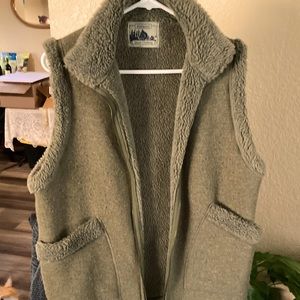Olive/Army Green Unlimited Quest Clothing vest, size Medium. L 30” & W 20”.